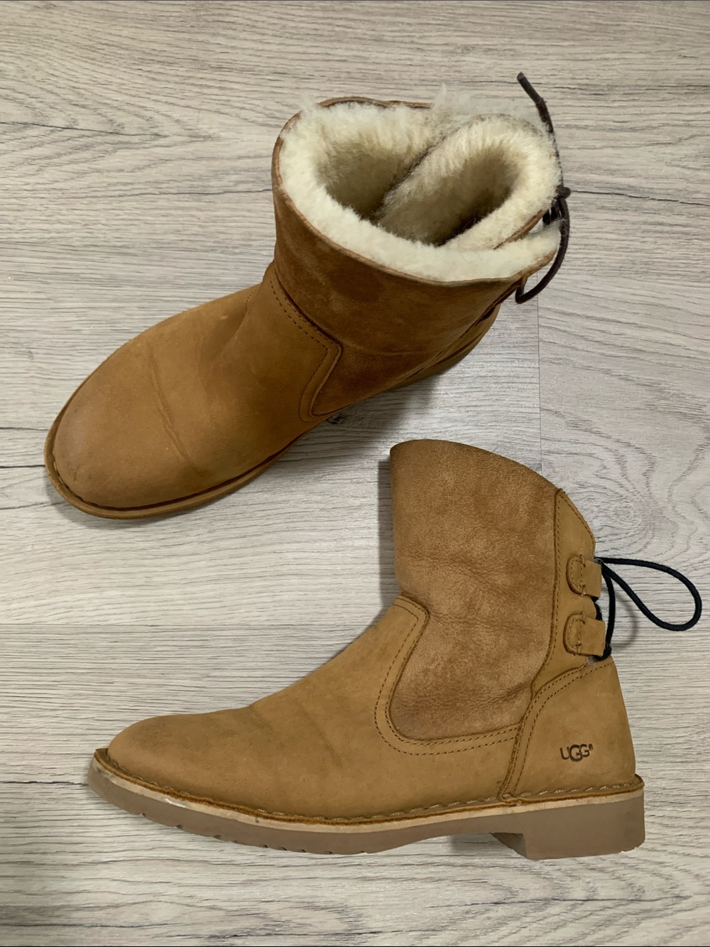 UGG Women's Naiyah boots Chestnut/Tan Shearling-Lined size 8